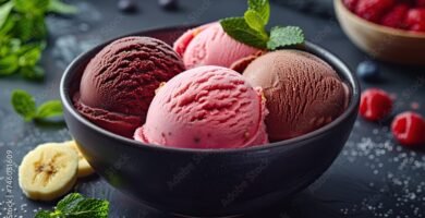 Bolas de helado sabor café, chocolate, frambuesa, banana merienda colorida, fondo mesa de piedra gris oscuro, salud calorías, postres caseros recetas