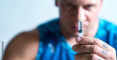 Professioanl bodybuilder going to make an injection