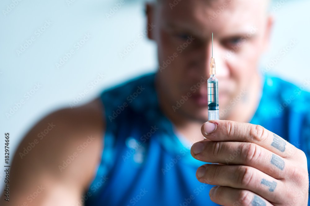 Professioanl bodybuilder going to make an injection