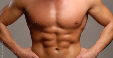 Torso y abdominales de un hombre musculoso.