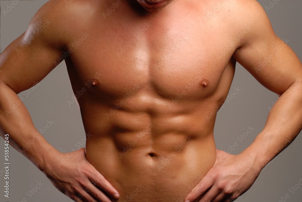 Torso y abdominales de un hombre musculoso.